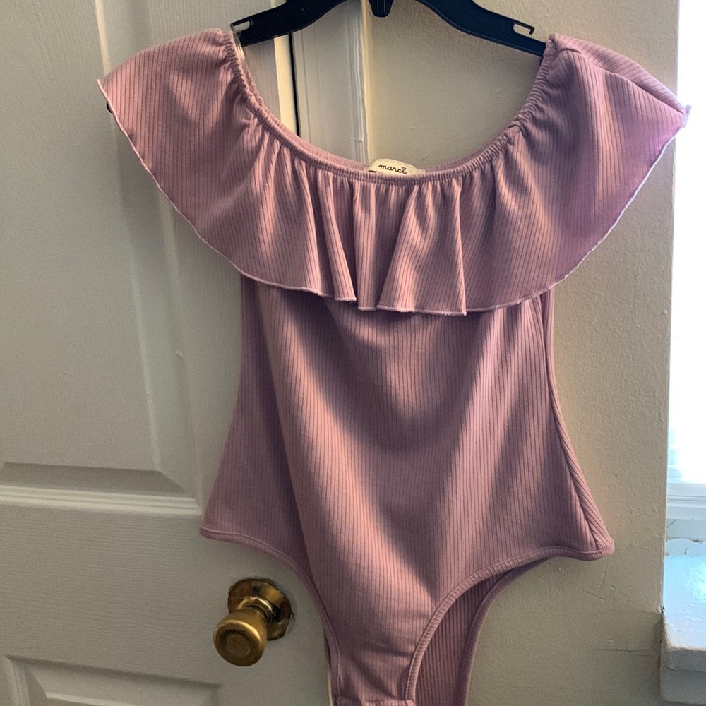 Lilac body suit with off shoulder sleeves.
